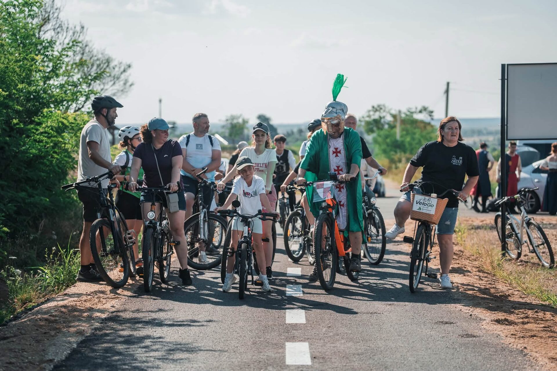 Participanți pedalează în centrul orașului Ardud