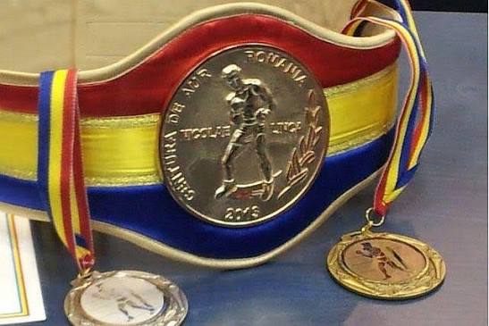 Boxeri români pe ringul de box în timpul finalei Boxeri români pe ringul de box în timpul finalei