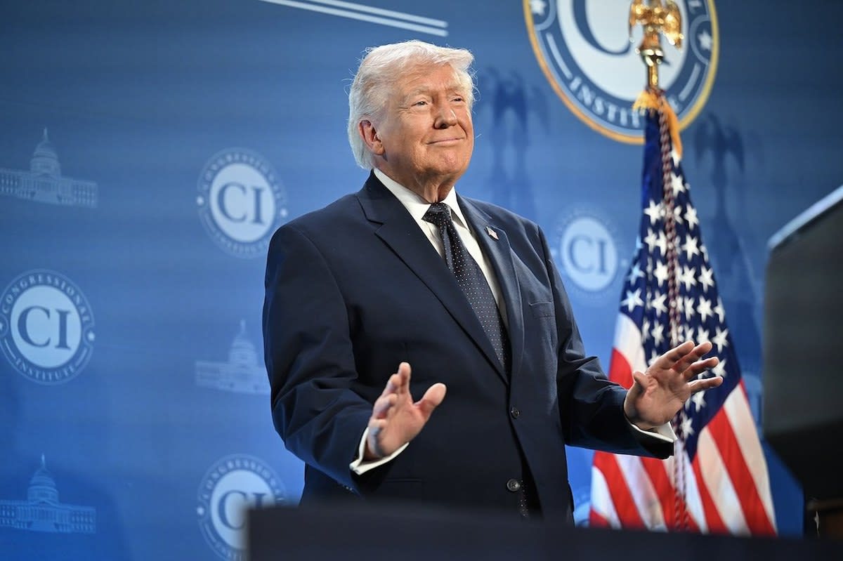 Președintele Donald Trump în discurs public, în fața simbolurilor americane