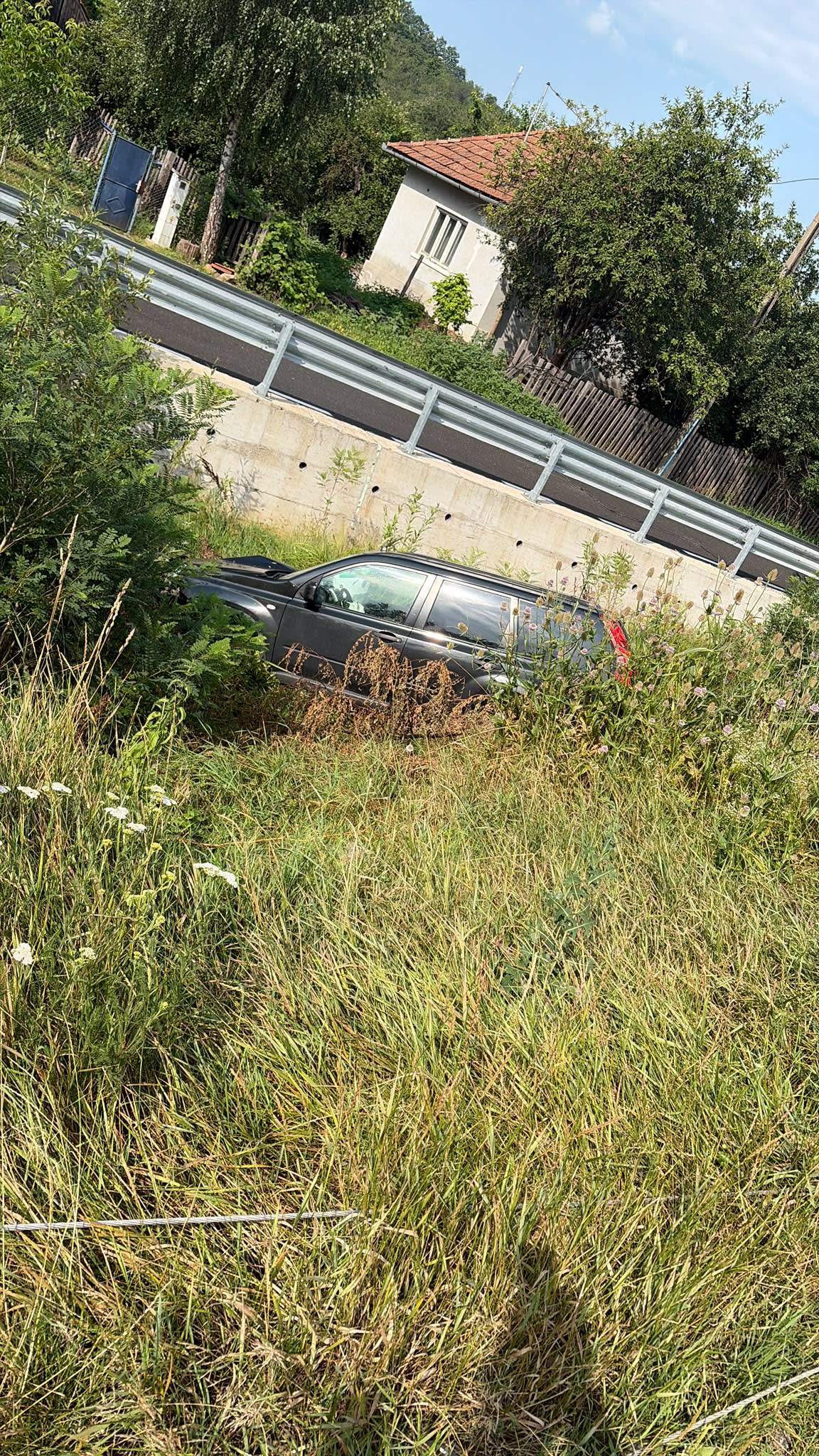 Mașină avariată intrând într-un stâlp pe drumul din Sâncraiu Almașului