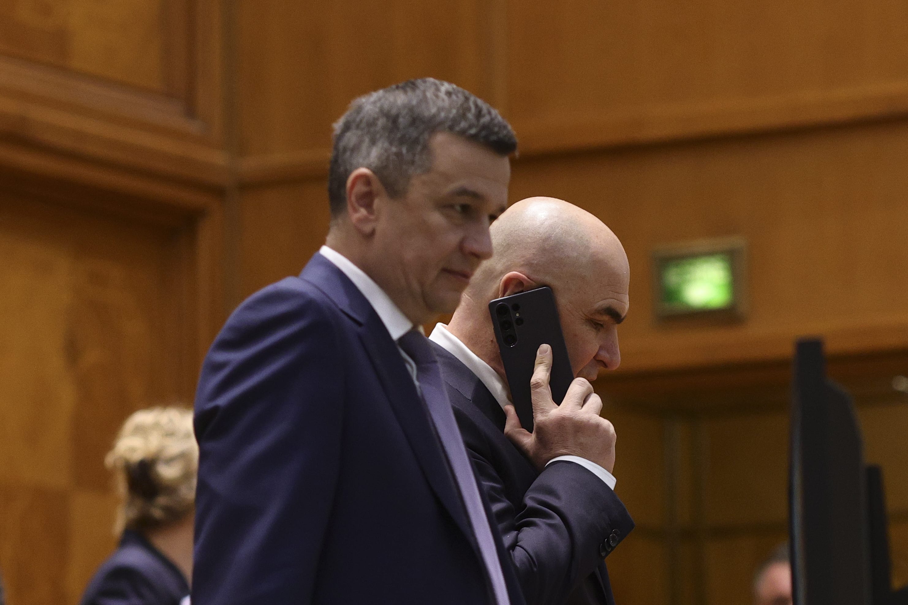 Victor Negrescu în emisiune la Digi24 discutând despre criza politică