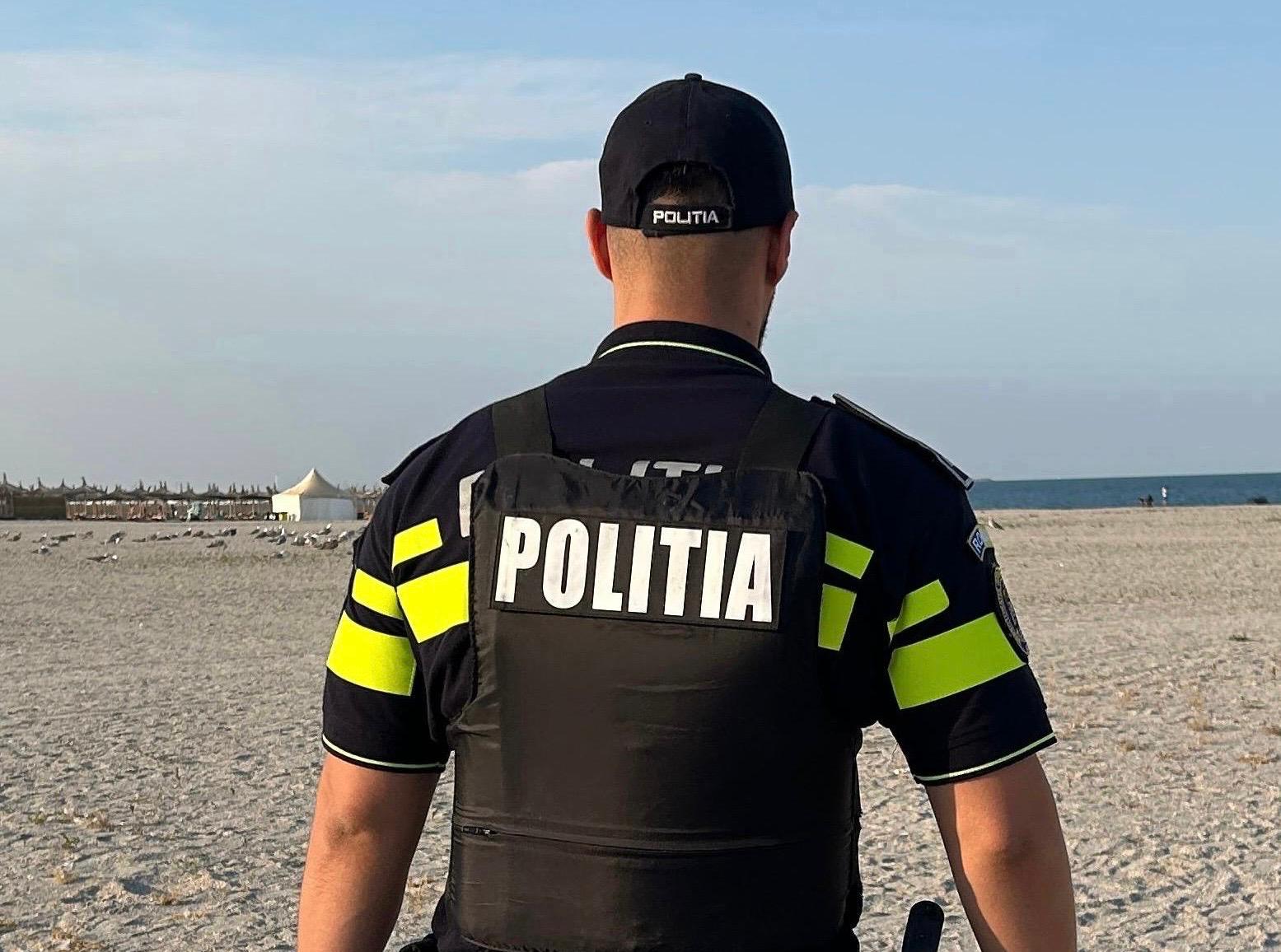Polițiști rutieri constănțeni verificând autovehicule în trafic