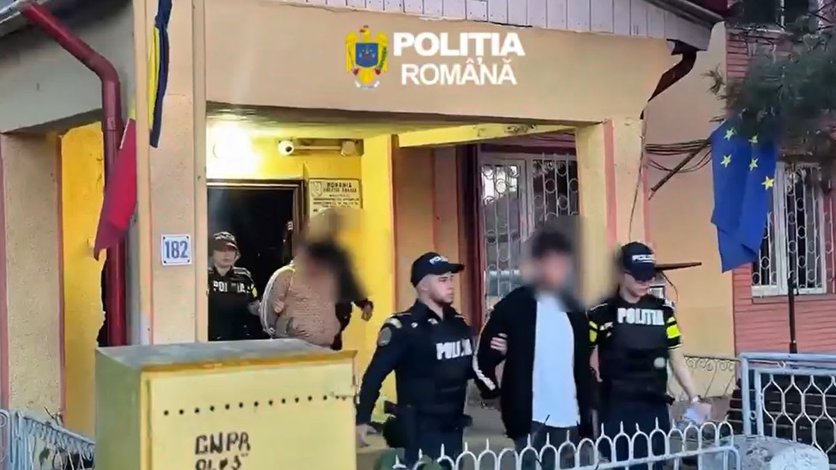 Polițiști Galați arestând suspecți în cartierul Micro 40 Polițiști Galați arestând suspecți în cartierul Micro 40