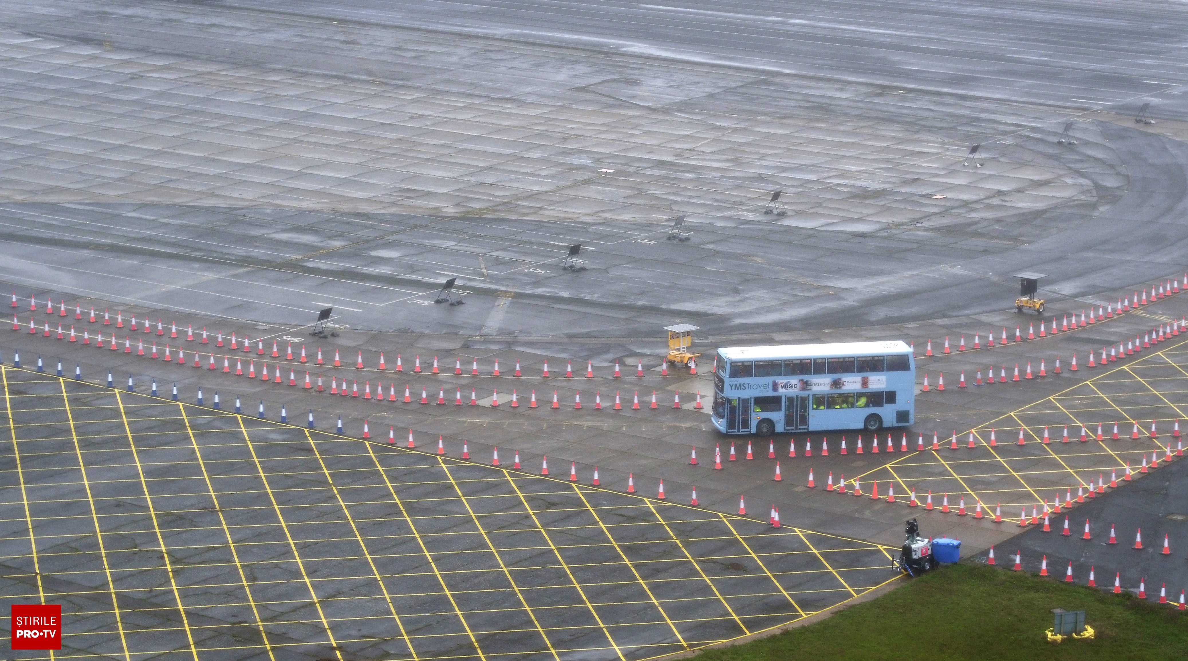 Aeroportul Manston în timpul modernizării, pista lungă și turnurile de control