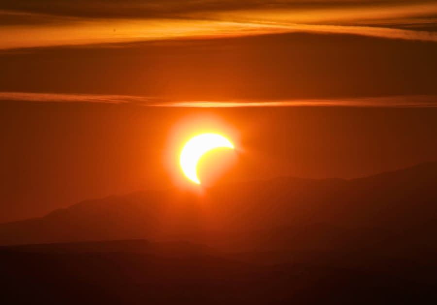 Oameni observând eclipsa totală de Soare în Oradea, România Oameni observând eclipsa totală de Soare în Oradea, România