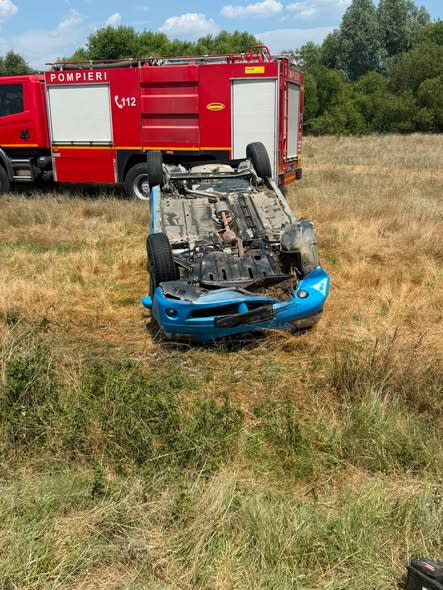 Pompieri Giurgiu intervenind la accident rutier, mașină răsturnată pe DJ 601 Pompieri Giurgiu intervenind la accident rutier, mașină răsturnată pe DJ 601