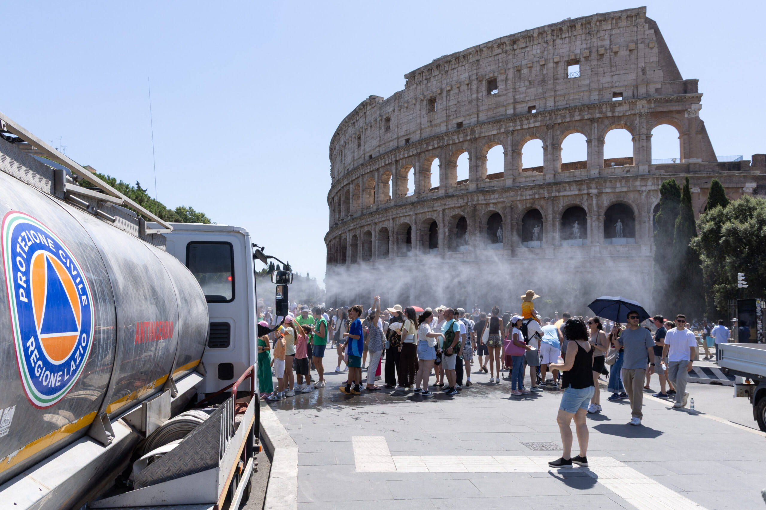 Oameni în centrul orașului italian în timpul unei zile caniculare