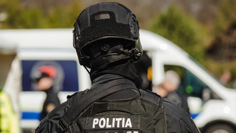 Polițiști DIICOT și poliție în acțiune în București