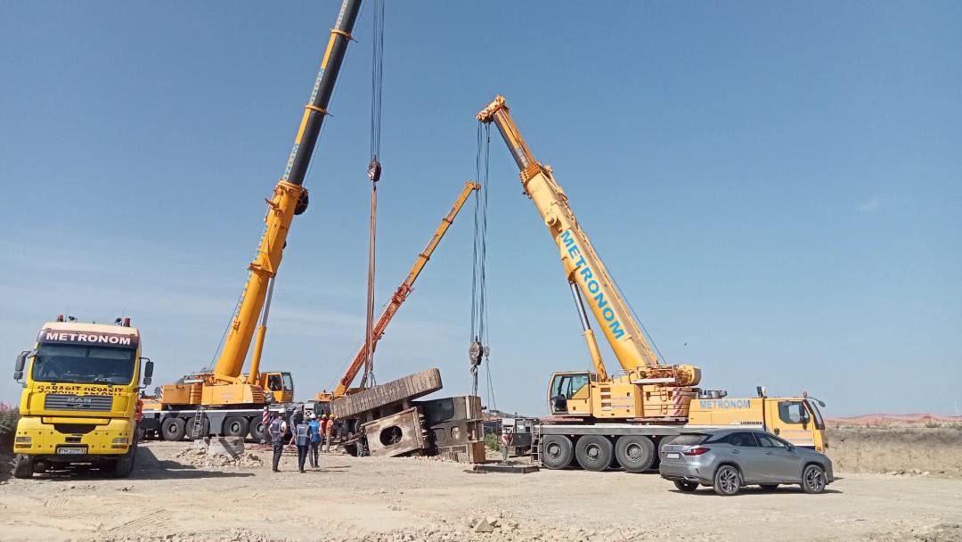 Constructor finalizând decopertarea terenului pentru Centura Vest Timișoara