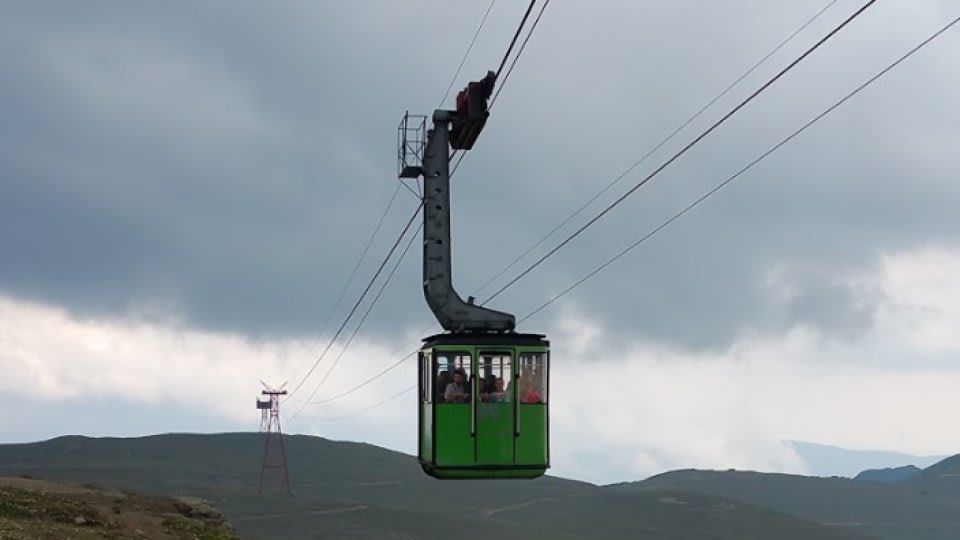 Salvamontiști în acțiune evacuând turiști din telecabina defectată în Munții Făgăraș