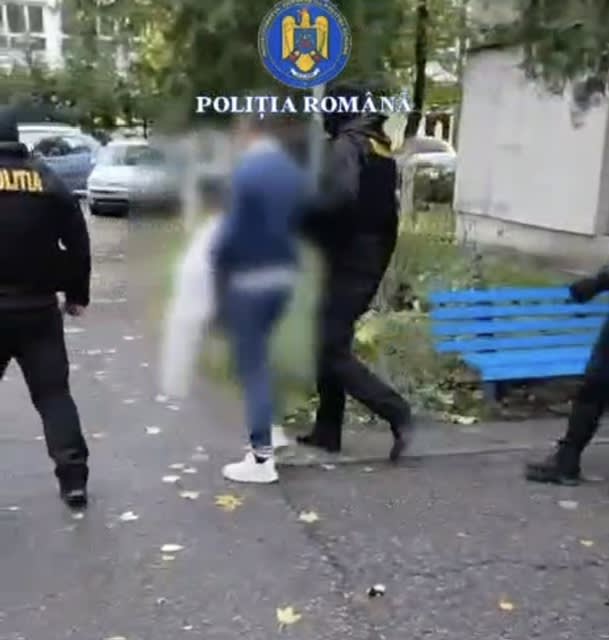 Polițiști din Timișoara reținând un bărbat urmărit internațional