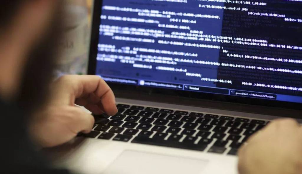 Echipament de securitate cibernetică, servere și monitorizare digitală