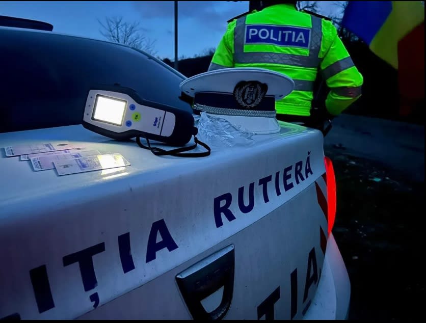 Polițiști rutieri verificând un accident pe DJ 677 în România