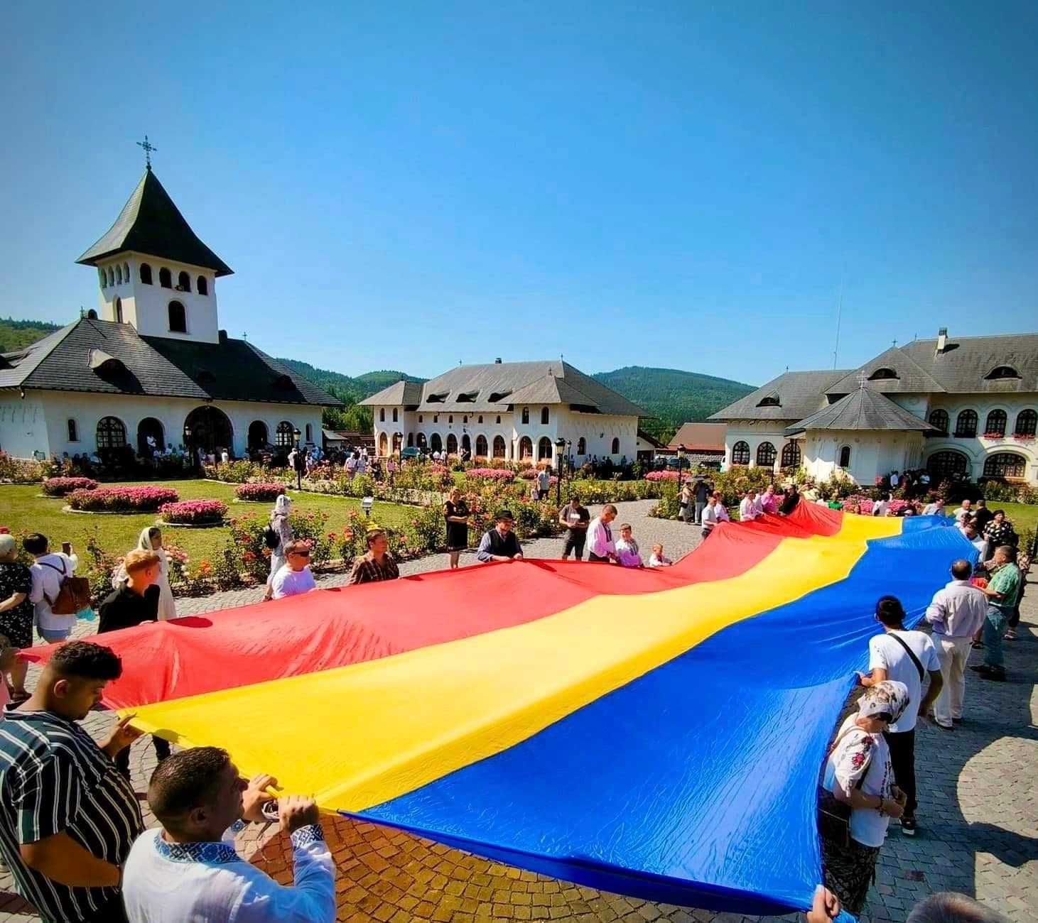 Cavaleri în armuri medievale și legionari romani în recreare istorică