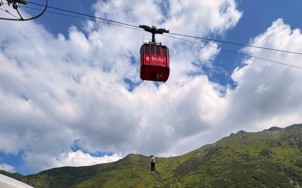 Turiști coborâți pe cabluri din telecabina de la Bâlea în Munții Făgăraș Turiști coborâți pe cabluri din telecabina de la Bâlea în Munții Făgăraș