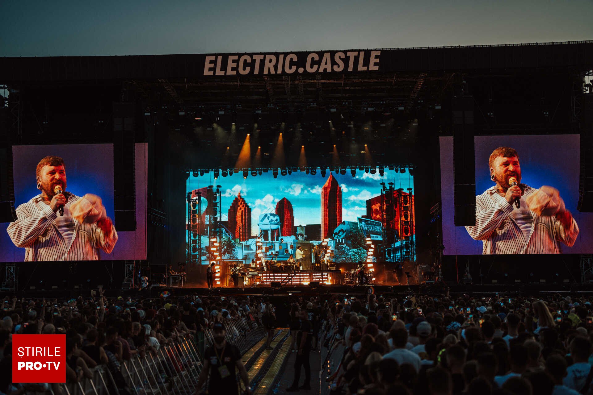 Spectacol live la Electric Castle 2026, scena principală, artiști și public entuziasmat Spectacol live la Electric Castle 2026, scena principală, artiști și public entuziasmat