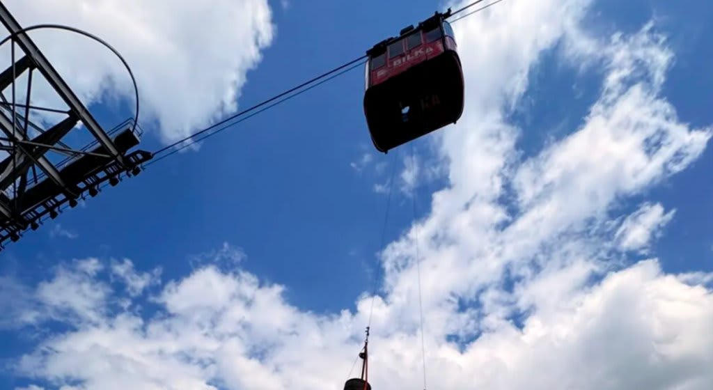 Salvamont Sibiu intervenind pentru salvarea turiștilor blocați în telecabina de la Bâlea Salvamont Sibiu intervenind pentru salvarea turiștilor blocați în telecabina de la Bâlea