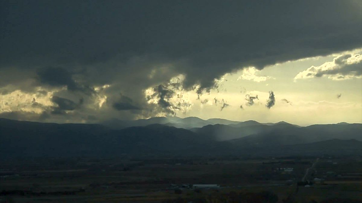 Furtună cu grindină și vijelie peste peisaj rural din România