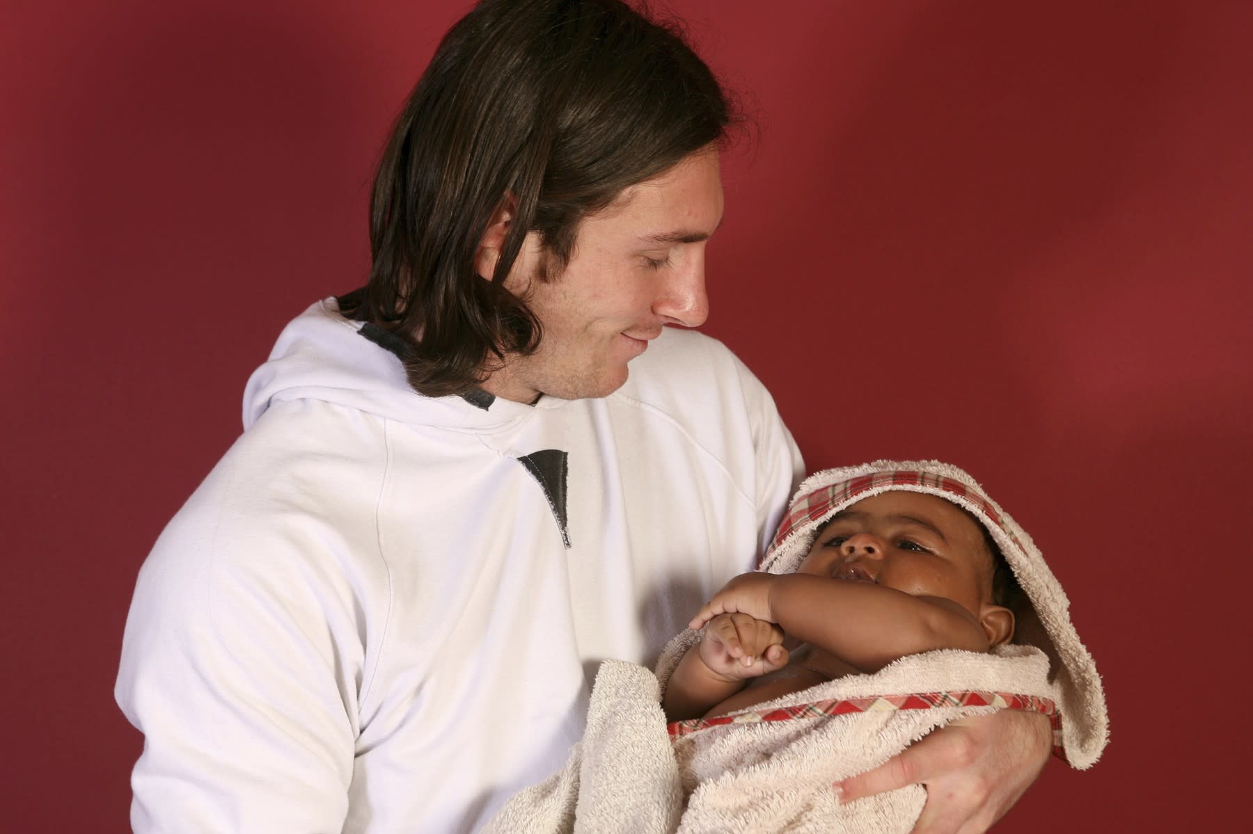 Lionel Messi ținând în brațe un bebeluș Yamal în 2007