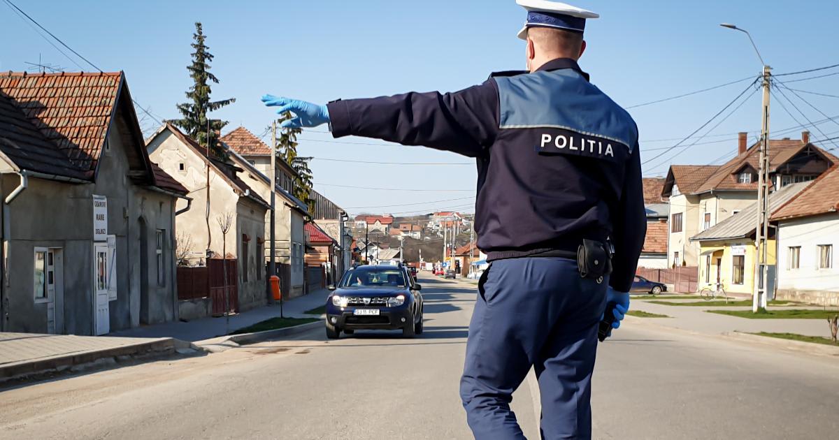 Polițiști rutieri în acțiune pe drumul spre festivalul Electric Castle