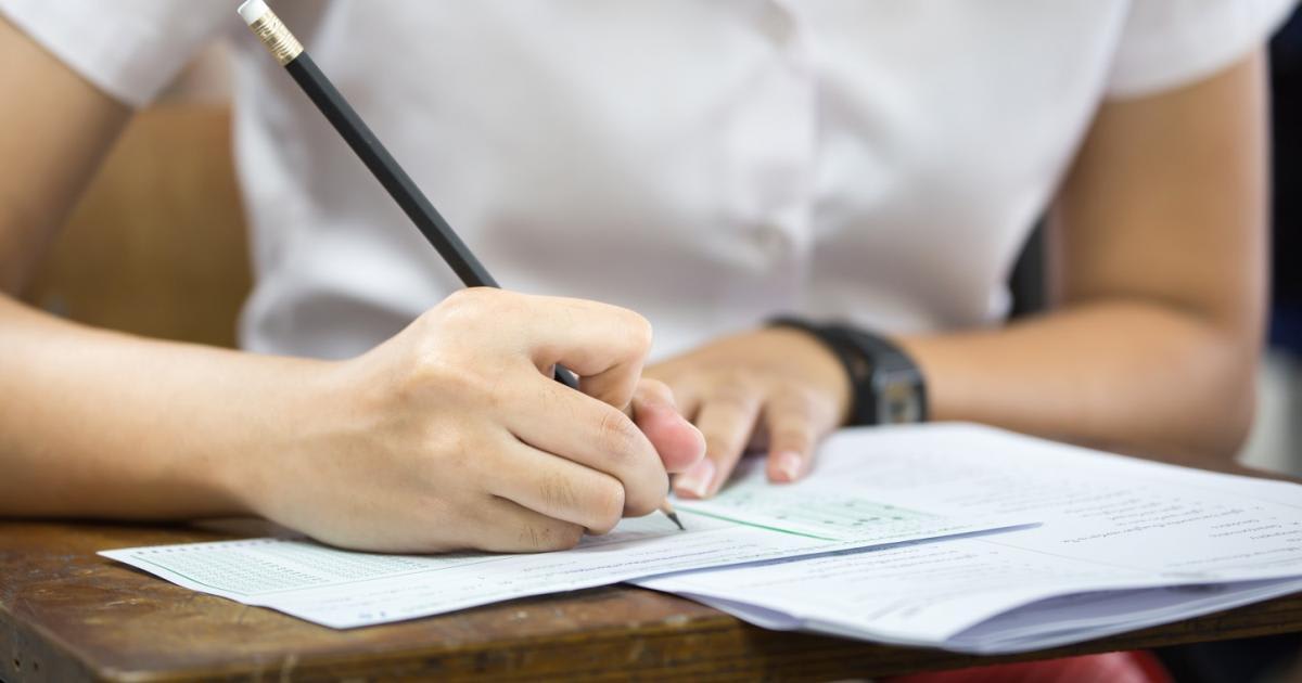 Studenți în halat medical în laborator universitar