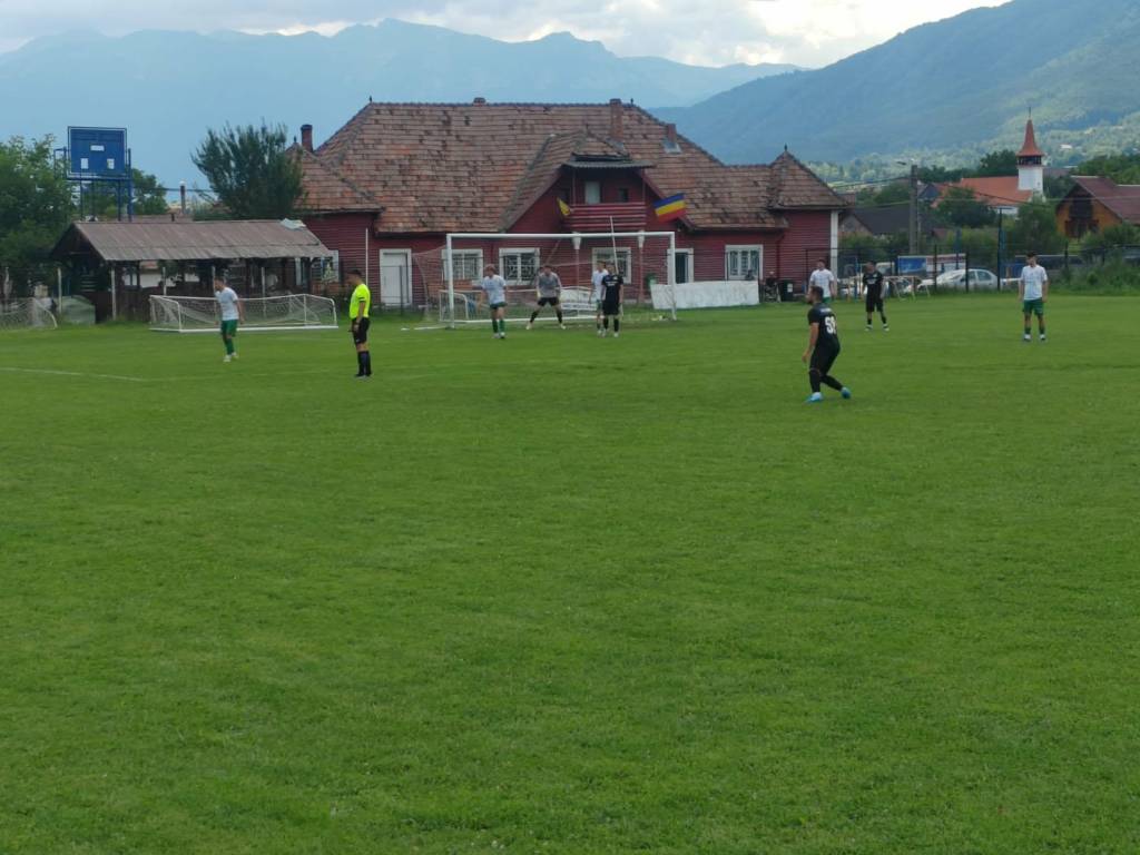Fotbal amical între Olimpic Zărnești și Viitorul Onești, jucători în acțiune Fotbal amical între Olimpic Zărnești și Viitorul Onești, jucători în acțiune