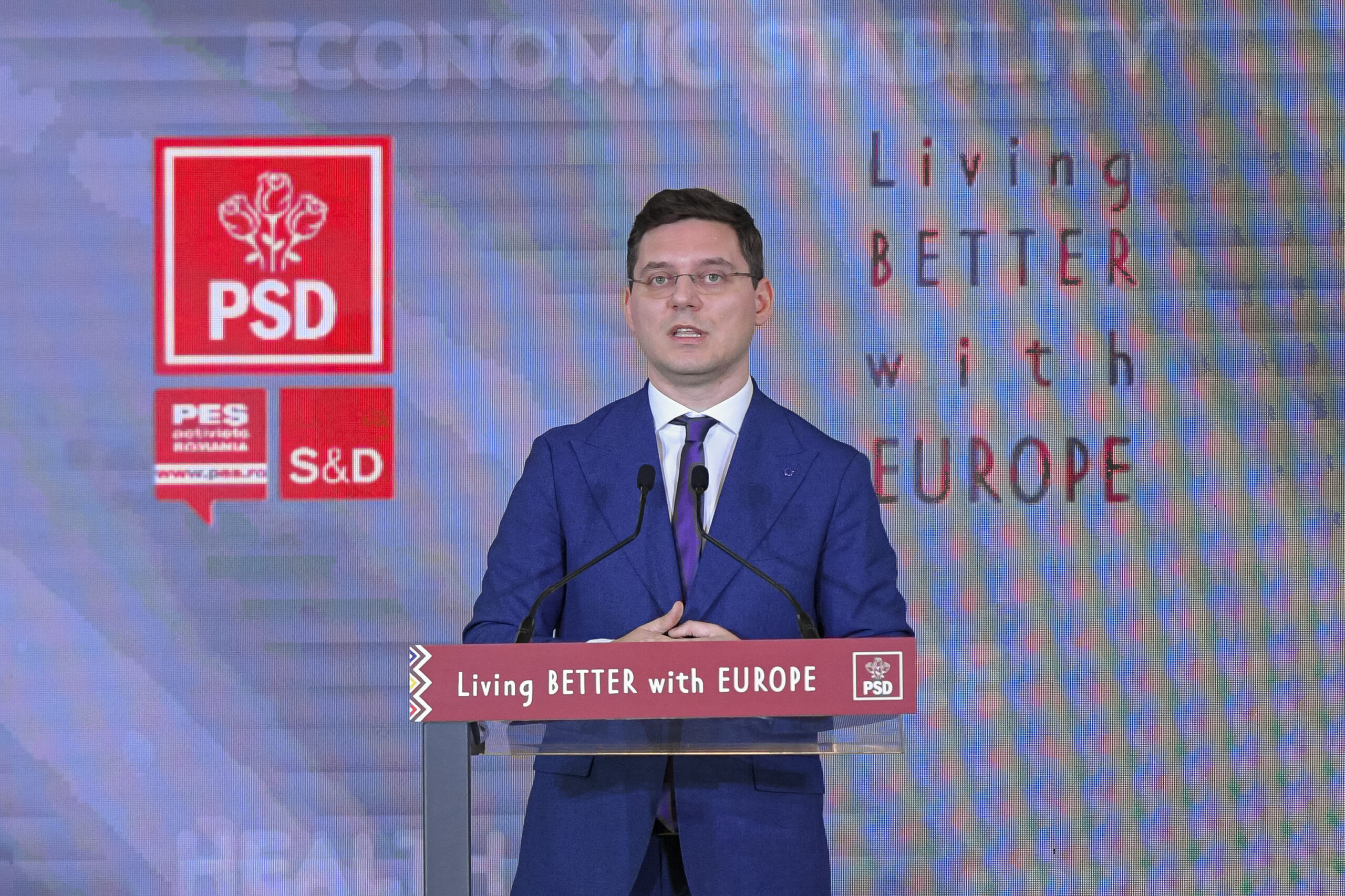 Victor Negrescu explicând despre legea salarizării