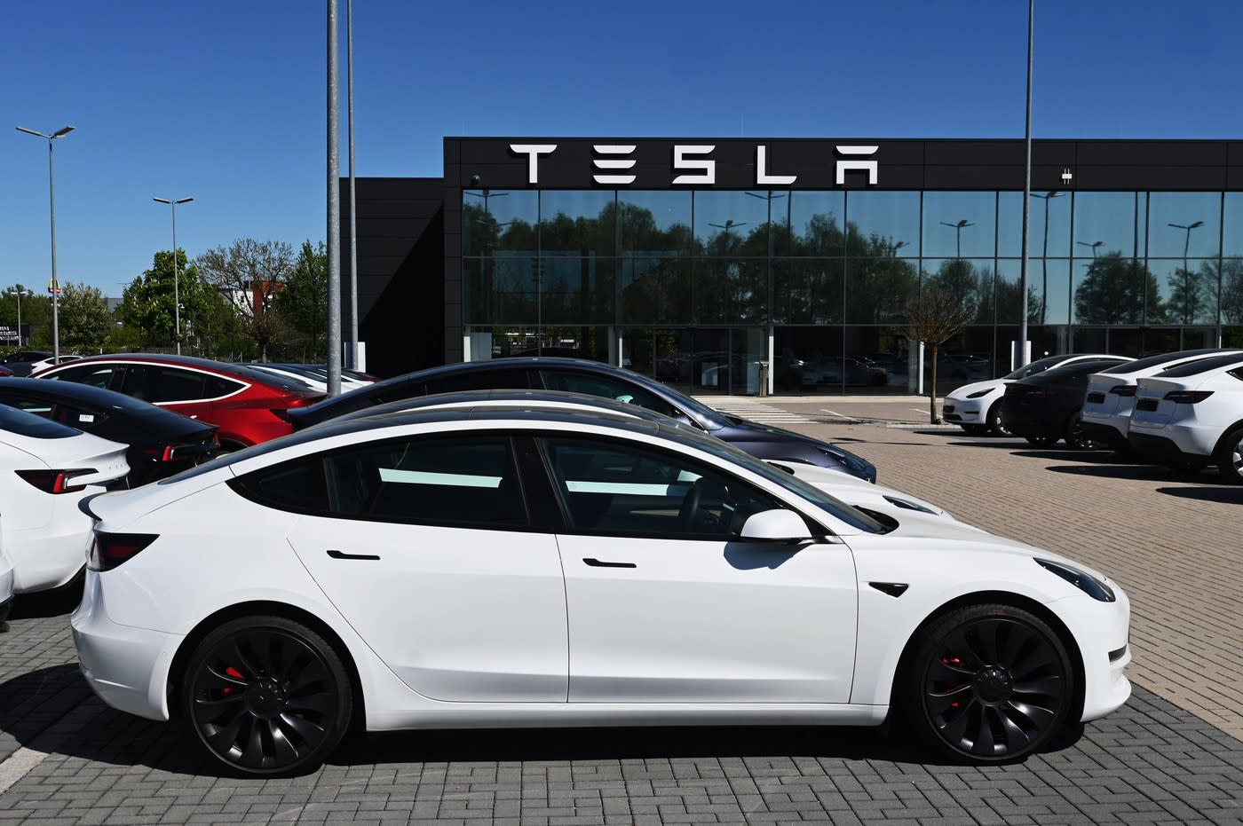 Mașini Tesla și Mercedes-Benz în clasament mondial 2026