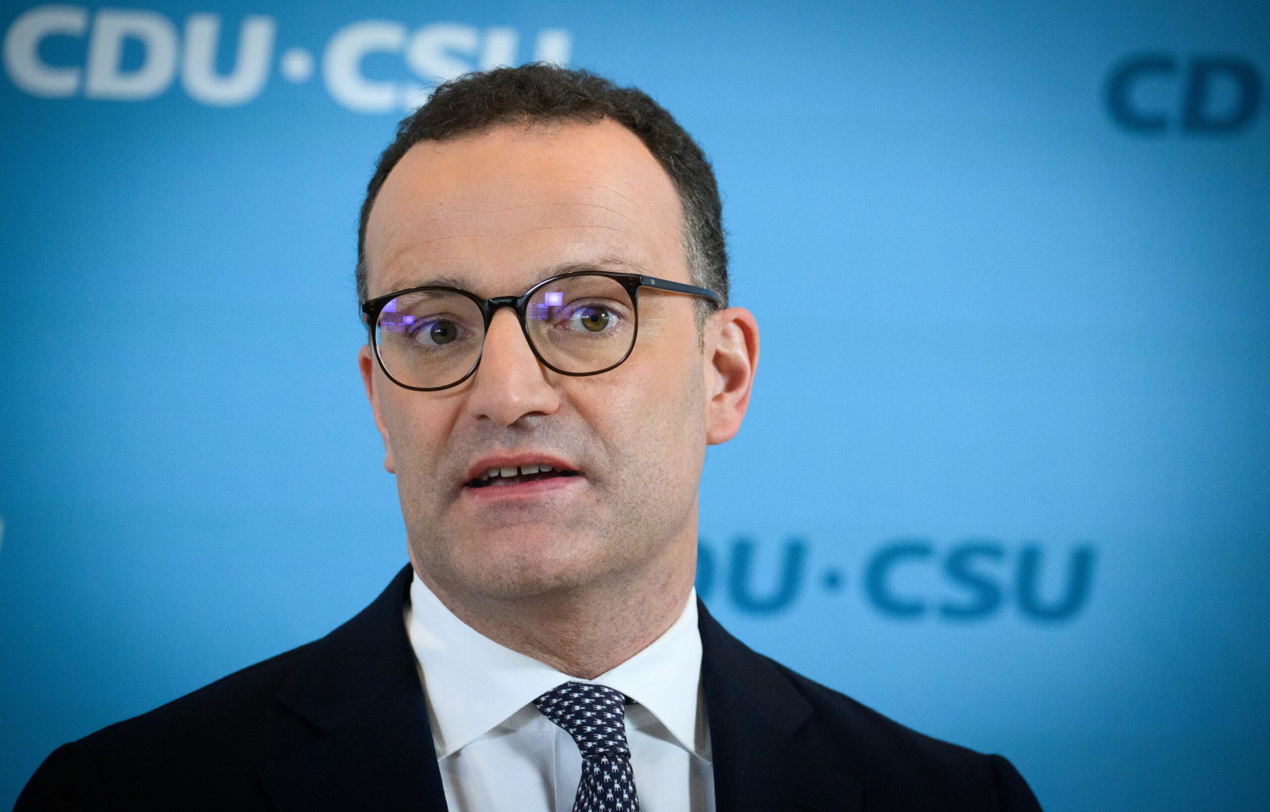 Politician german Jens Spahn în discurs, în fața colegilor, în contextul scandalului