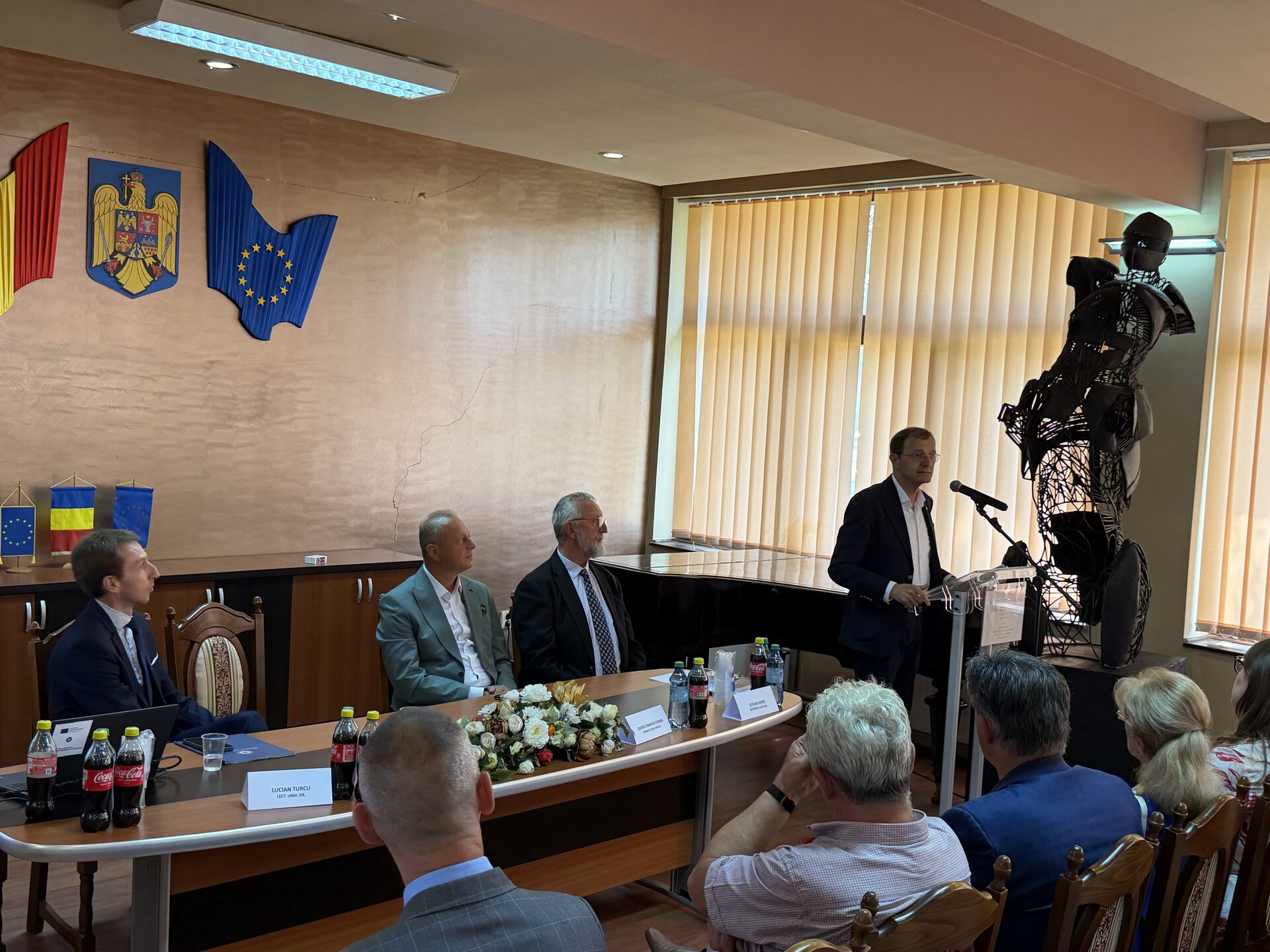Sala de conferințe a Primăriei Ardud cu participanți la simpozion
