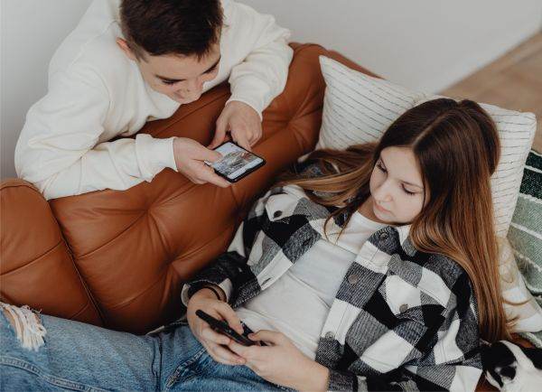 Tineri adolescenți folosind social media pe telefon, noapte