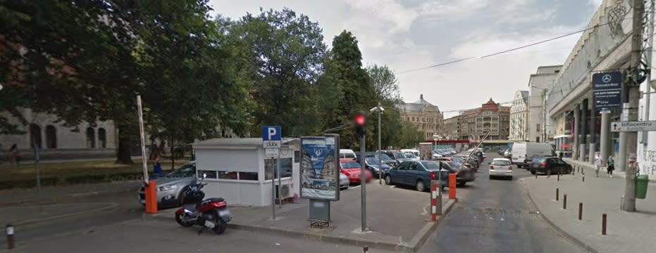 Centrul orașului Timișoara cu oameni și evenimente culturale
