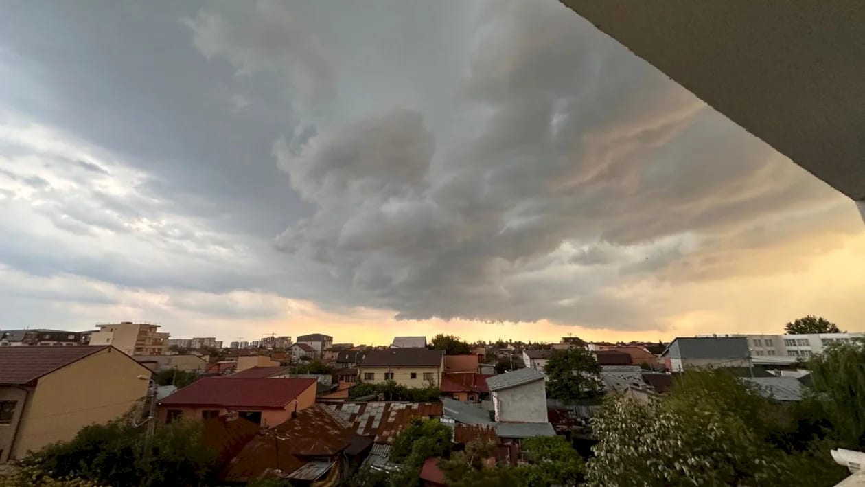 Vânt puternic, ploaie torențială și fulgere peste București Vânt puternic, ploaie torențială și fulgere peste București