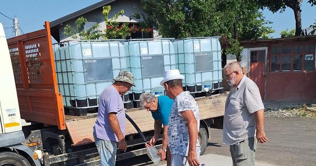Cetățeni din Aroneanu protestând pentru apă potabilă