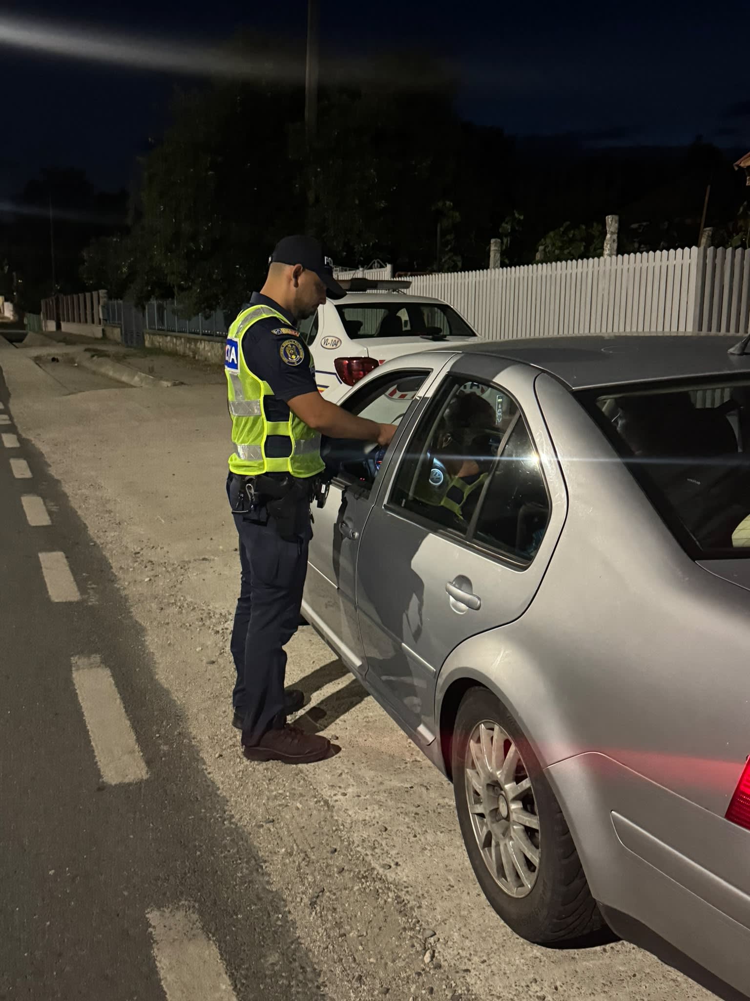 Polițiști rutieri verificând conducători auto în trafic