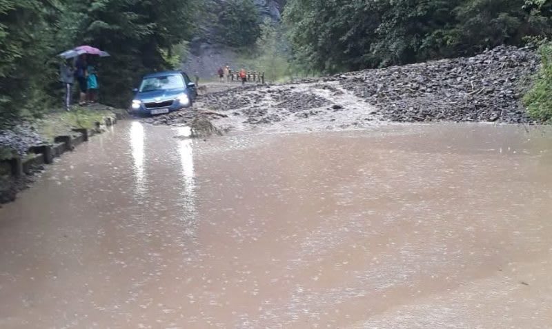Salvatori montani evacuând persoane din zona inundată Nucșoara