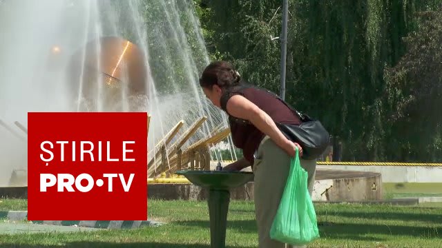 Oameni în soare, temperaturi ridicate, ploaie și furtuni în România