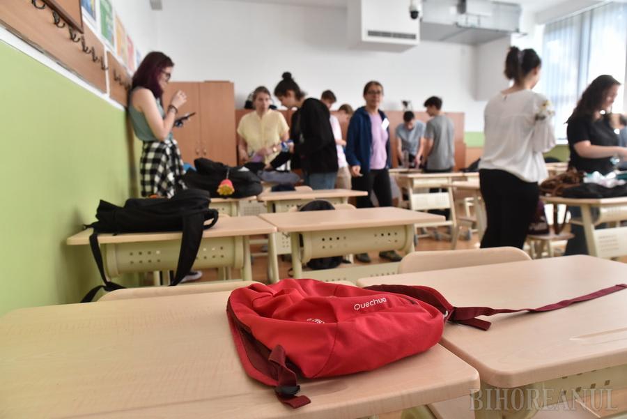Elevi în sală de examen la admitere în Bihor