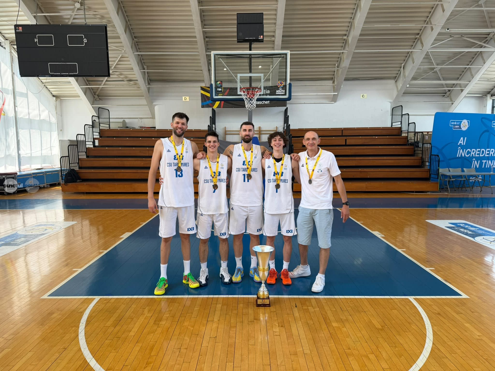 Jucători CSU Târgu Mureș sărbătorind victoria la baschet 3x3