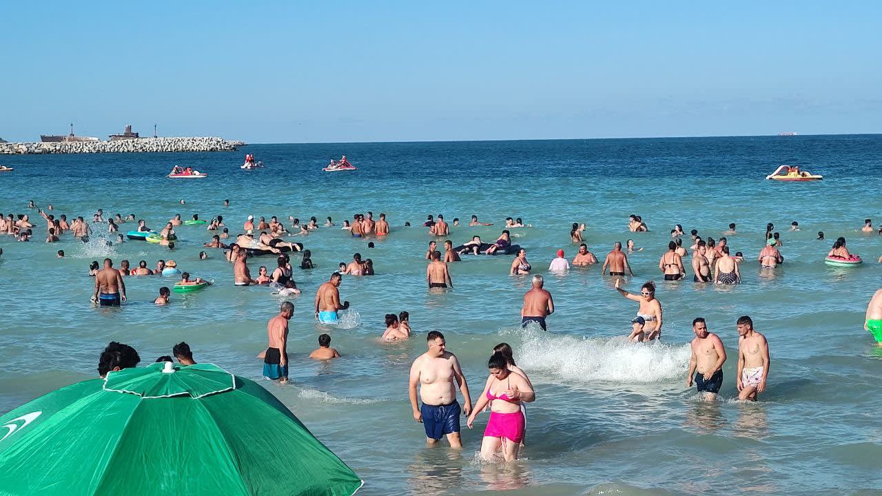 Salvatori în acțiune pe plaja 10 Steaguri din Costinești