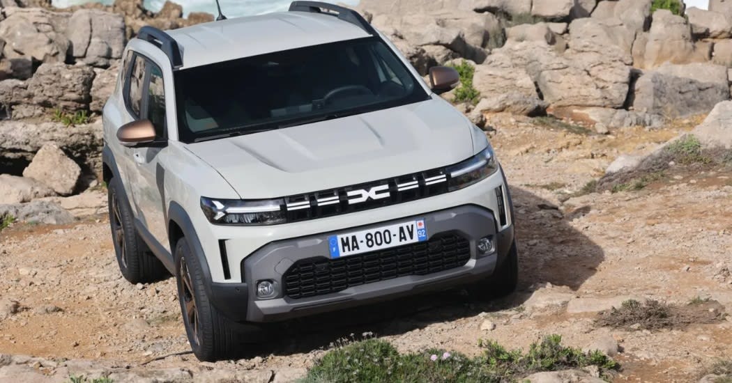 Noul Jeep Renegade în acțiune pe teren off-road, model modern, SUV compact