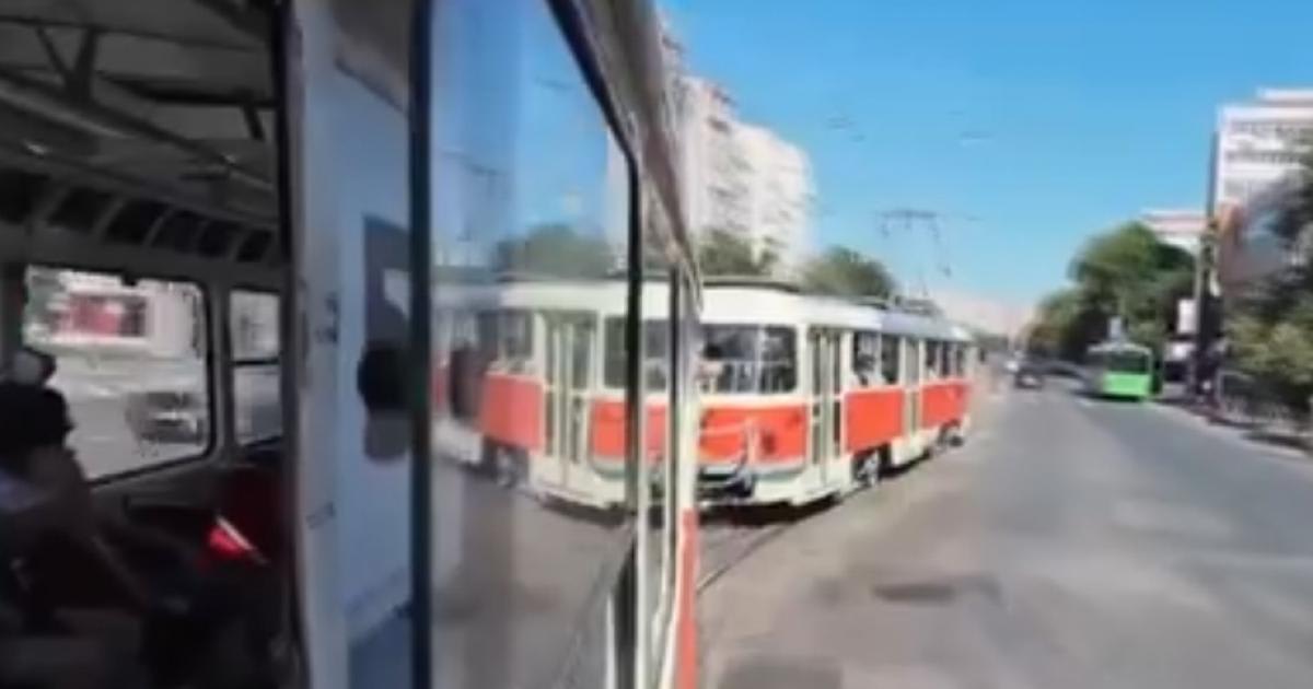 Tramvaie Tatra roșii pe șinele din București, simbol al orașului