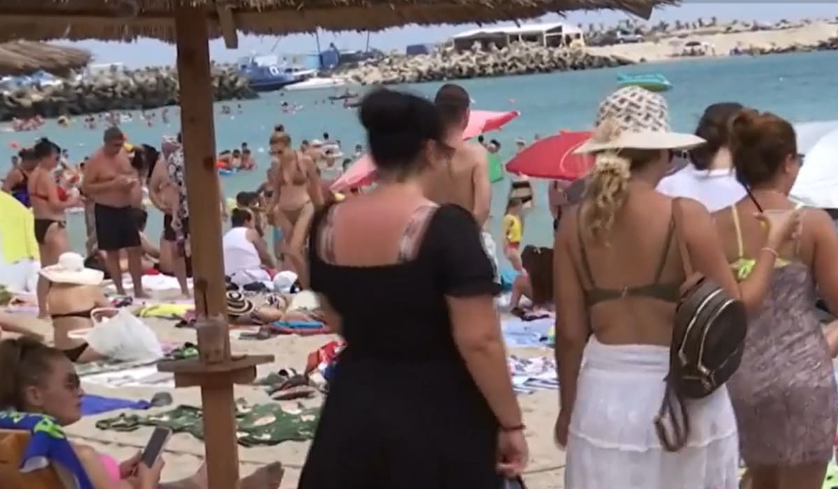 Plaja din Eforie Nord plină de turiști