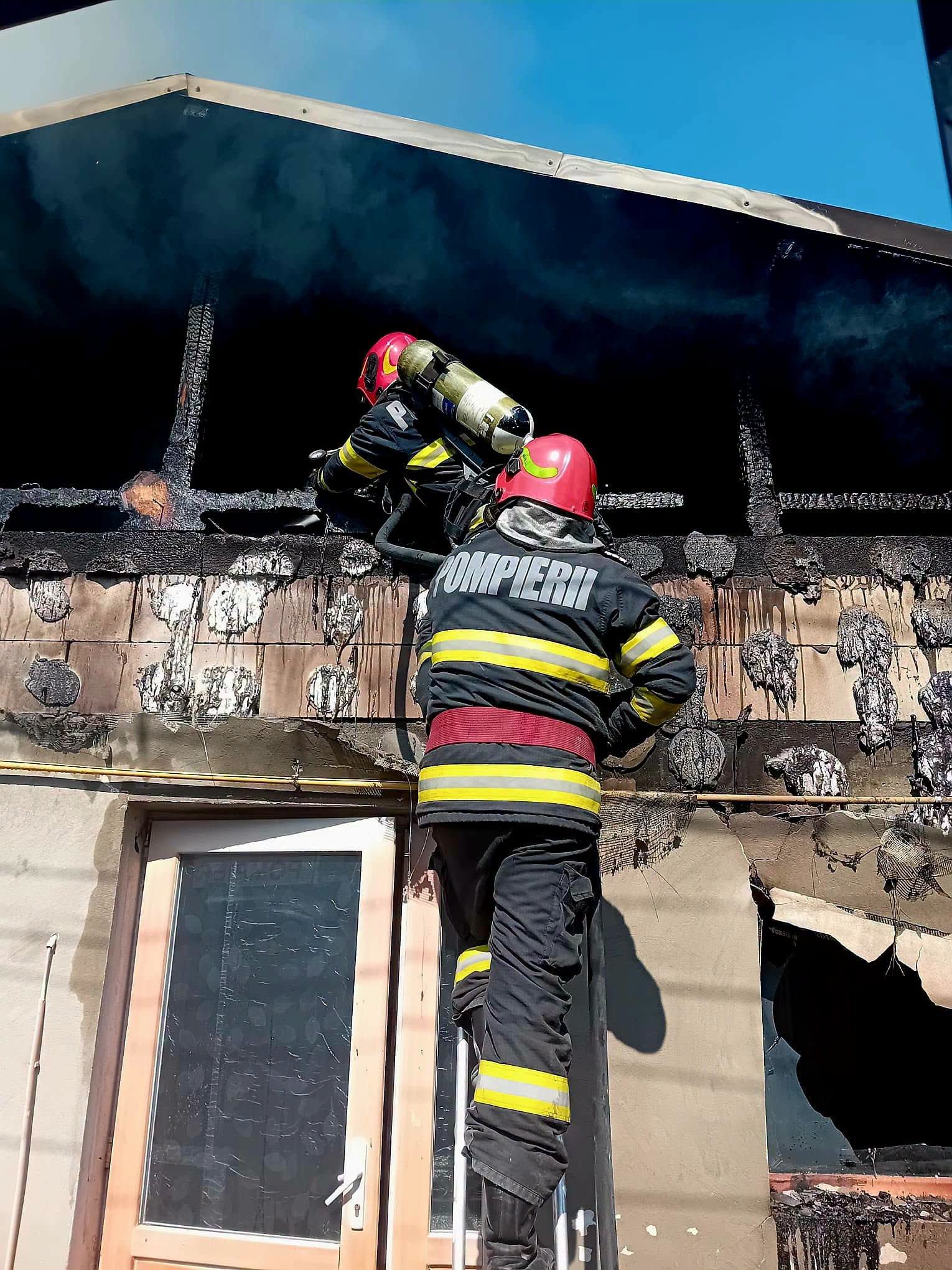 Pompieri Giurgiu stingând incendiu la o casă din Giurgiu