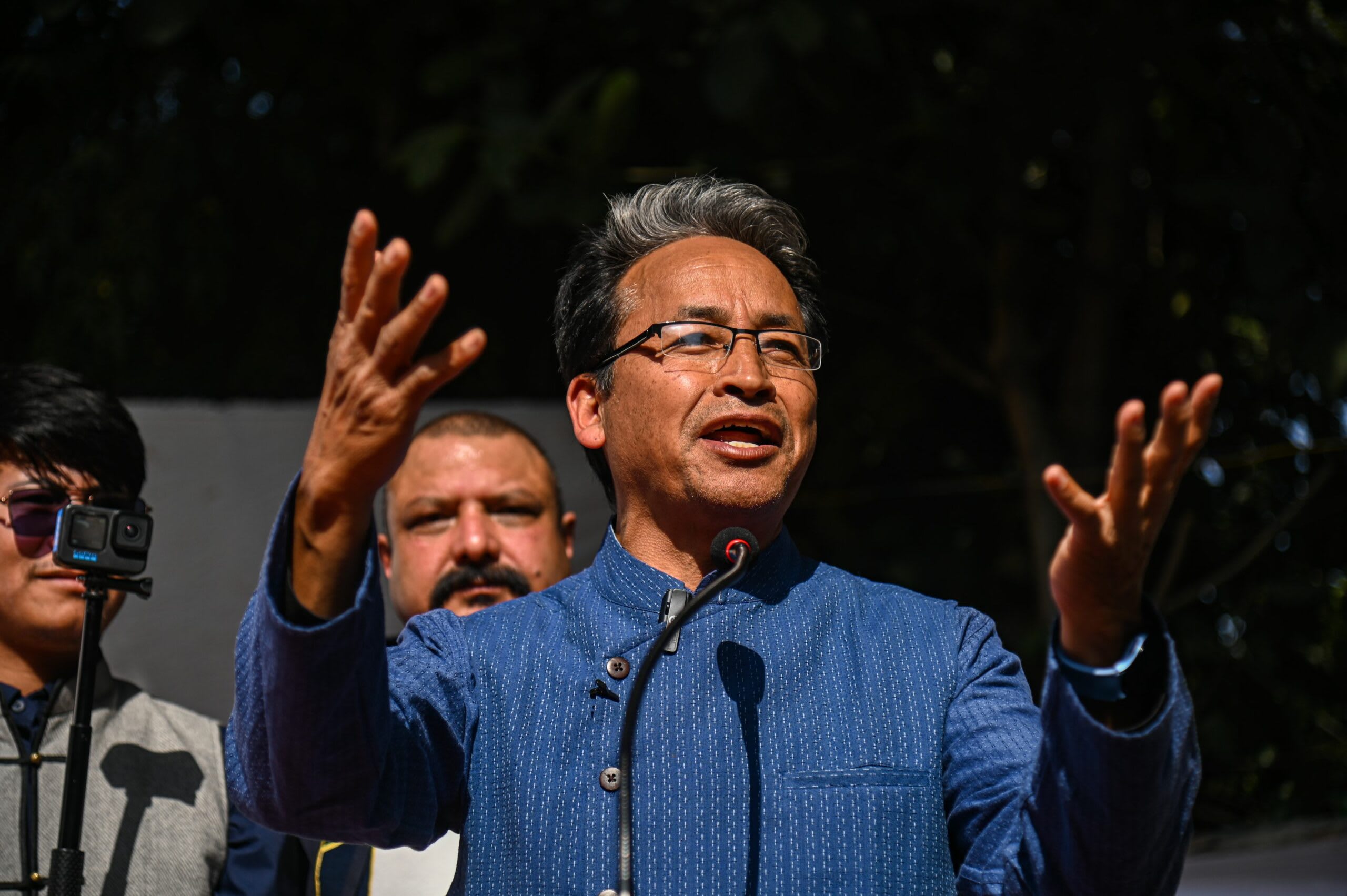 Polițiști în civil și în uniformă duc un activist indian la spital, New Delhi