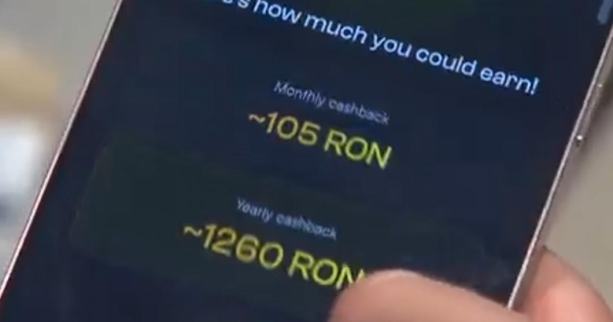 Persoană folosind telefonul pentru economisire prin aplicație bancară
