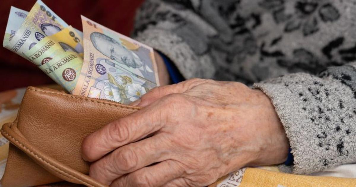 Pensionari discutând despre ajutoare