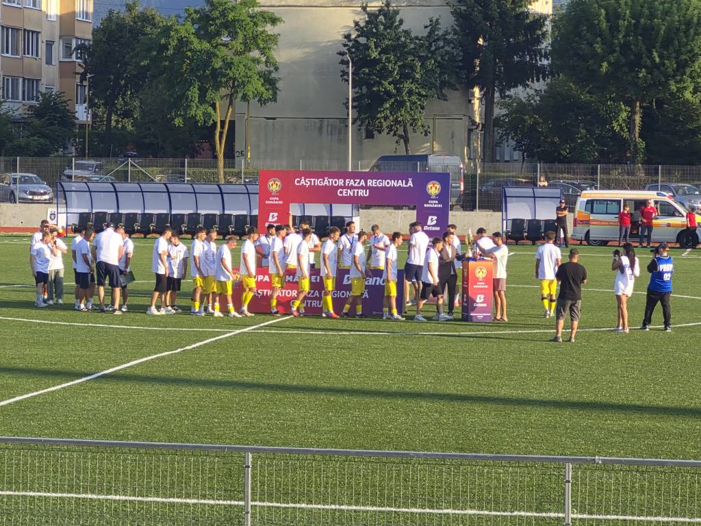 Jucători de fotbal ai echipei Corona Brașov în timpul meciului final