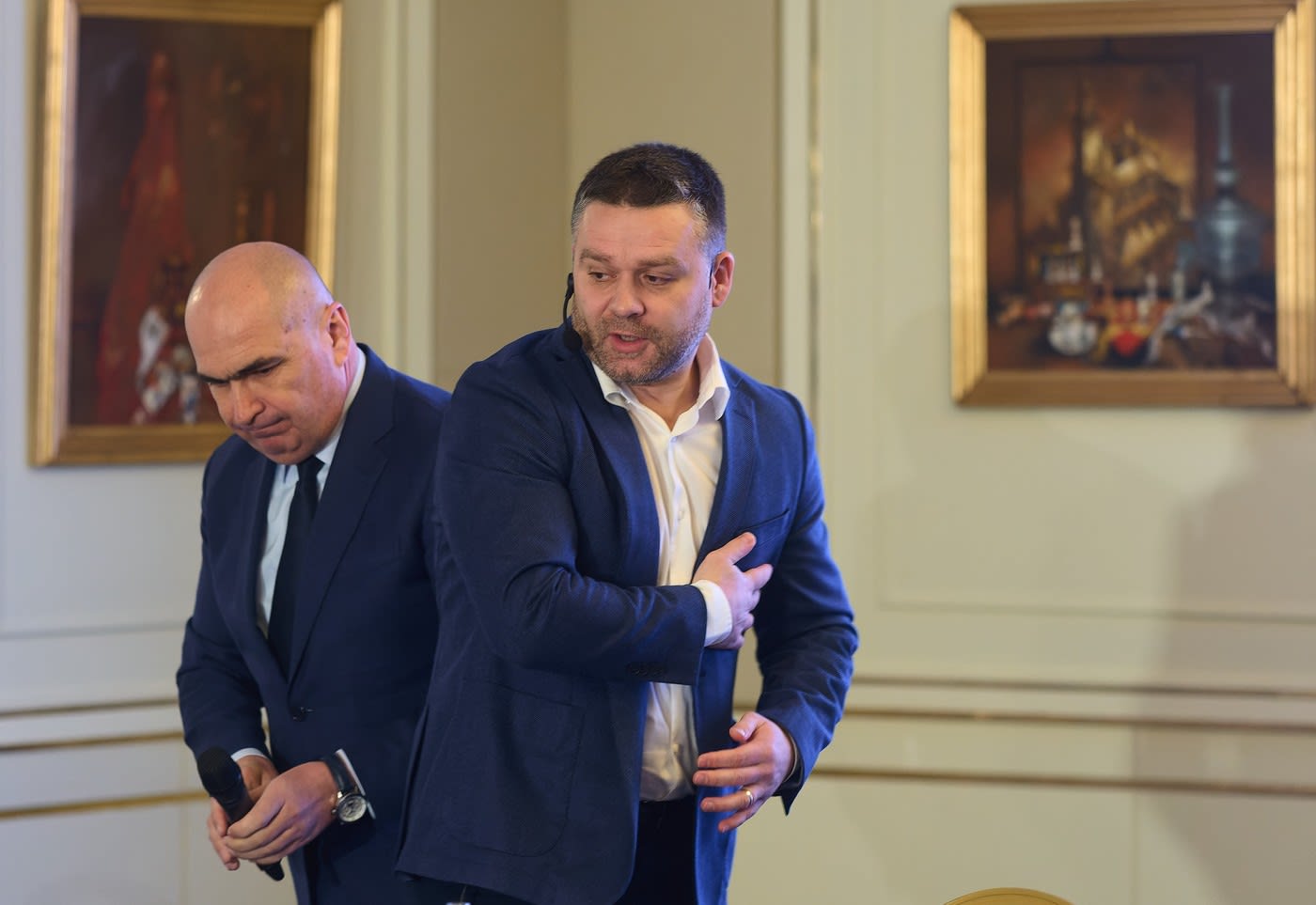Ciprian Ciucu în timpul declarației, cu telefon în mână, la Singapore