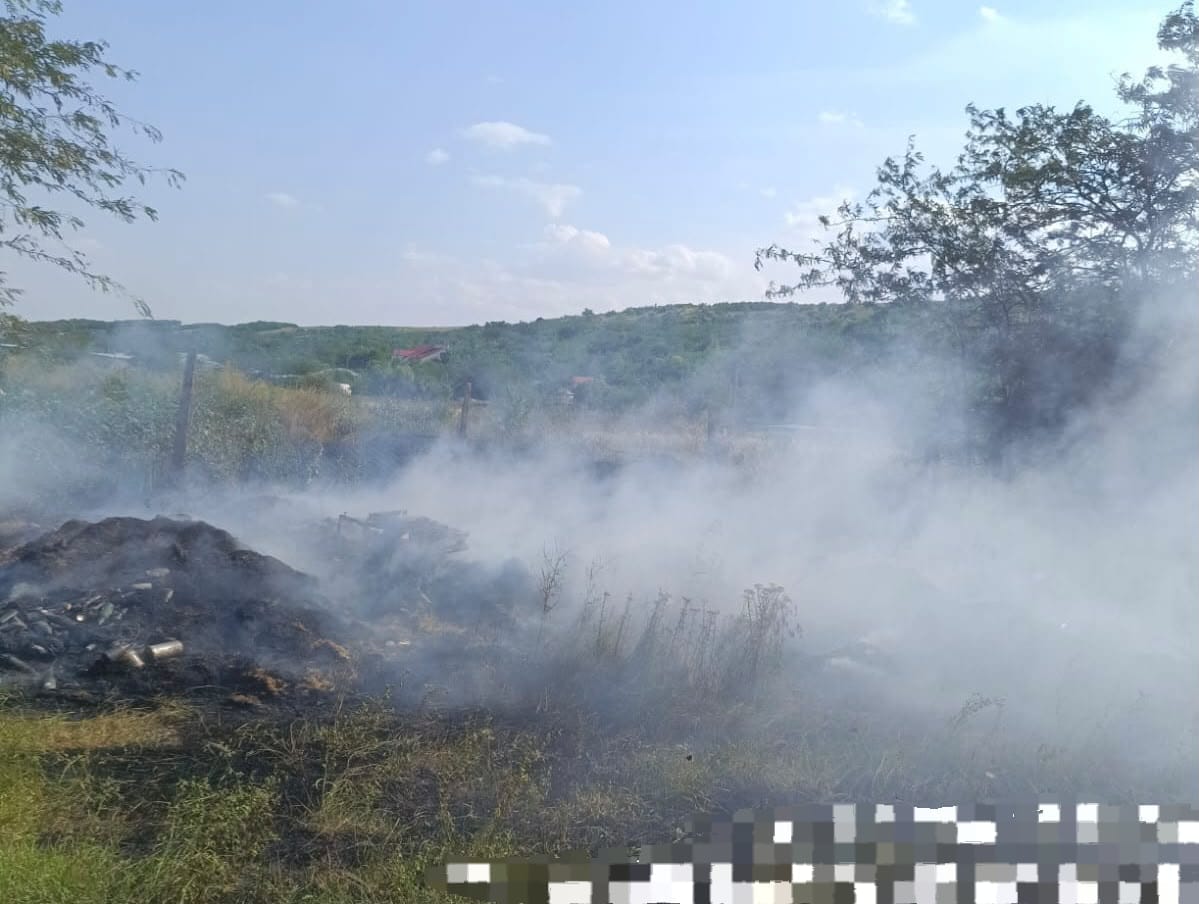 Pompieri în acțiune stingând un incendiu de vegetație uscată în Vaslui Pompieri în acțiune stingând un incendiu de vegetație uscată în Vaslui